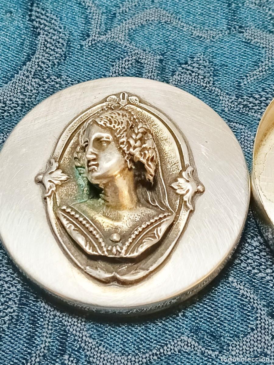 Antig&uuml;edades: Exclusivo Pastillero de Plata de Ley - Medall&oacute;n Central con Retrato de Dama Modernista - 28,6 gr / 4