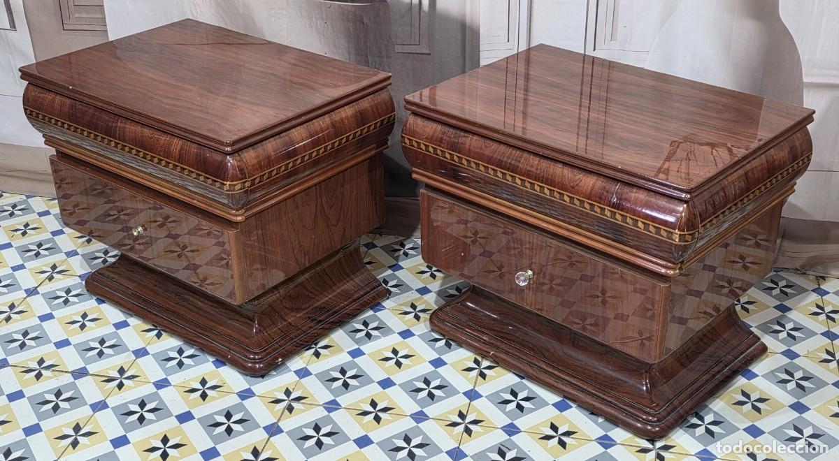 Antig&uuml;edades: Pareja de mesitas de noche de madera estilo vintage con detalles decorativos.
