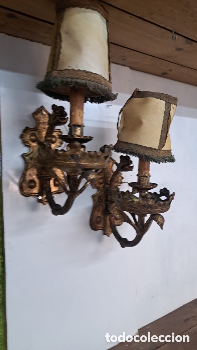 Antig&uuml;edades: Pareja de apliques antiguos con Dragones en hierro