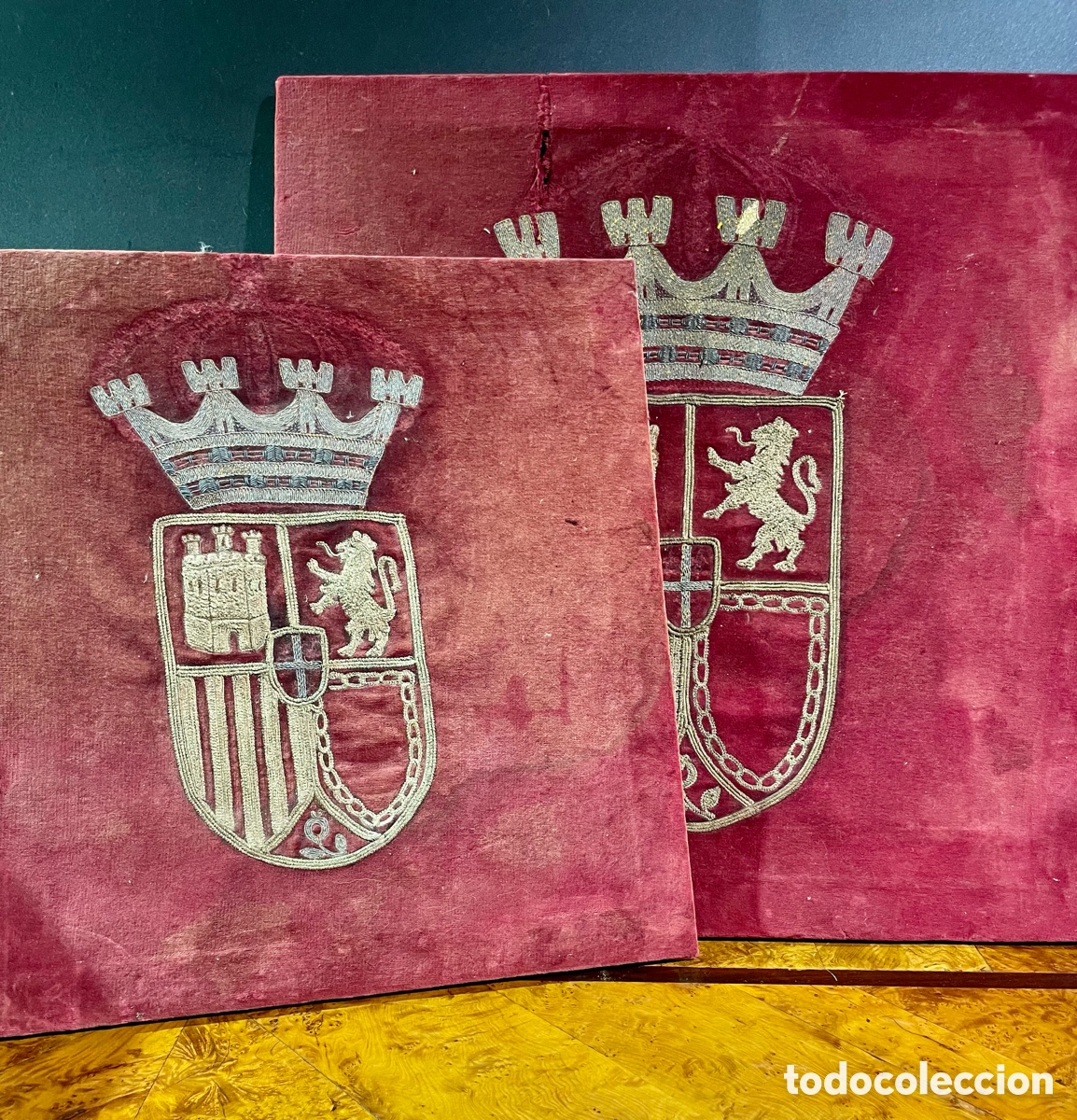 Antig&uuml;edades: Escudos Bordados Hilo de Oro Siglo XIX