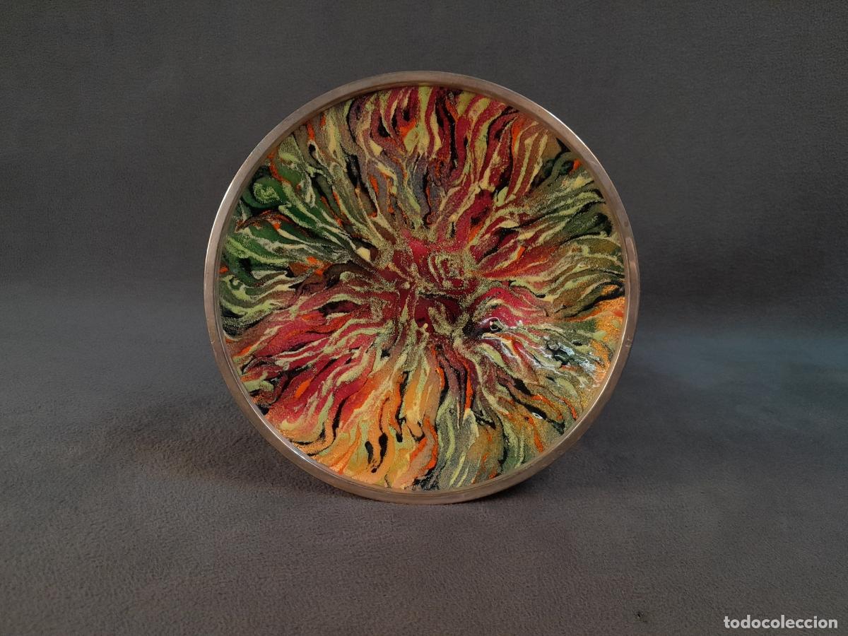 Antig&uuml;edades: PLATO DECORATIVO EN ESMALTE AL FUEGO SOBRE METAL Y BORDES DE PLATA. SIGLO XX.