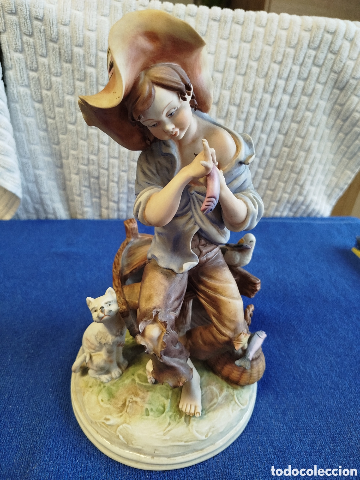 Antig&uuml;edades: Escultura numerada de ni&ntilde;o con gato y gaviota en porcelana de Galos.