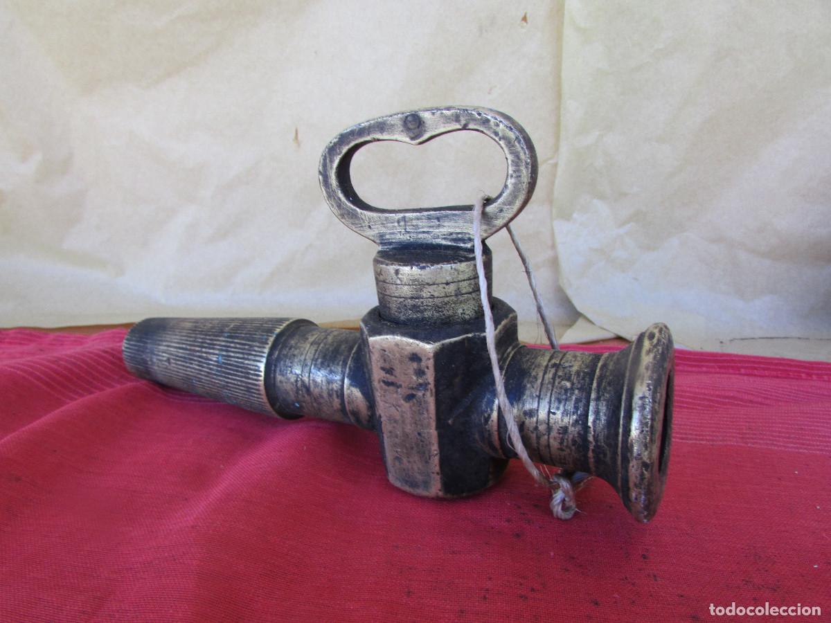 Antig&uuml;edades: Grifo en bronce de tonel o barril de roble. Dos piezas. Antiguo. 1 kg. Funciona