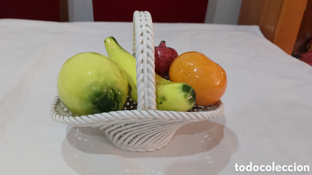 Antig&uuml;edades: Antiguo centro de mesa de Manises con cesta trenzada y frutas
