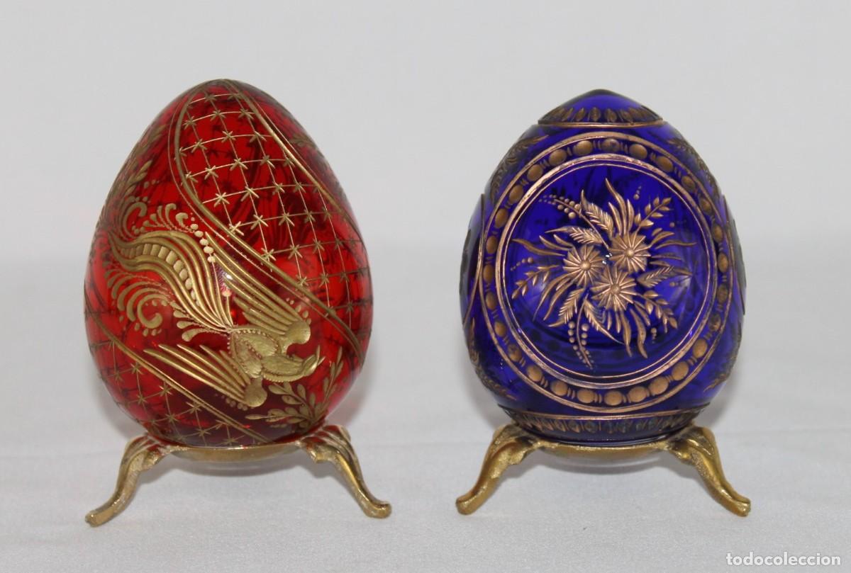 Oggetti Antichi: Pareja de huevos decorativos estilo Faberg&eacute; en cristal rojo y azul. Rusia moderna