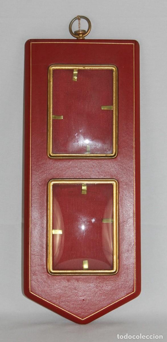 Antig&uuml;edades: Marco portafotos doble de pared. Polipiel roja y metal dorado. Mediados siglo XX
