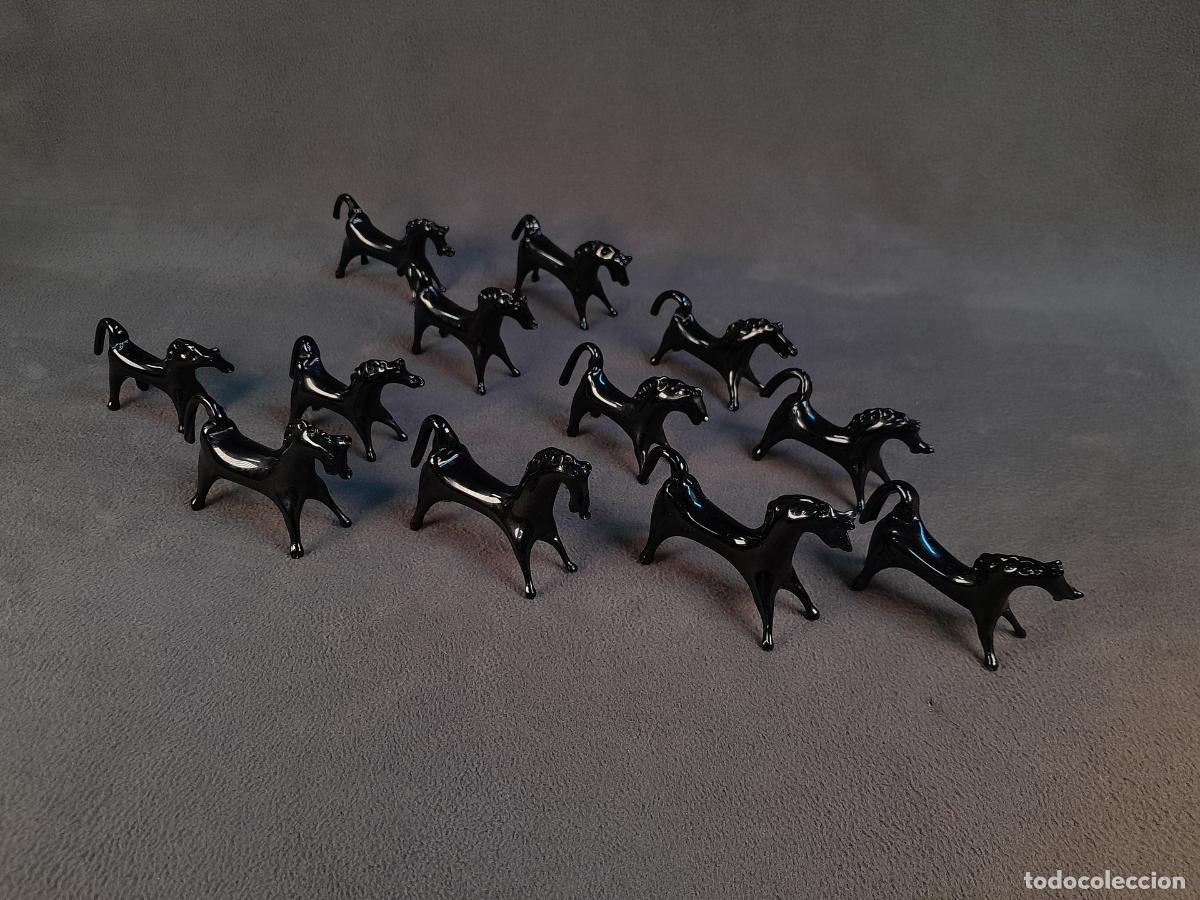 Antig&uuml;edades: CONJUNTO DE 12 FIGURAS DE CABALLOS EN VIDRIO. SIGLO XX