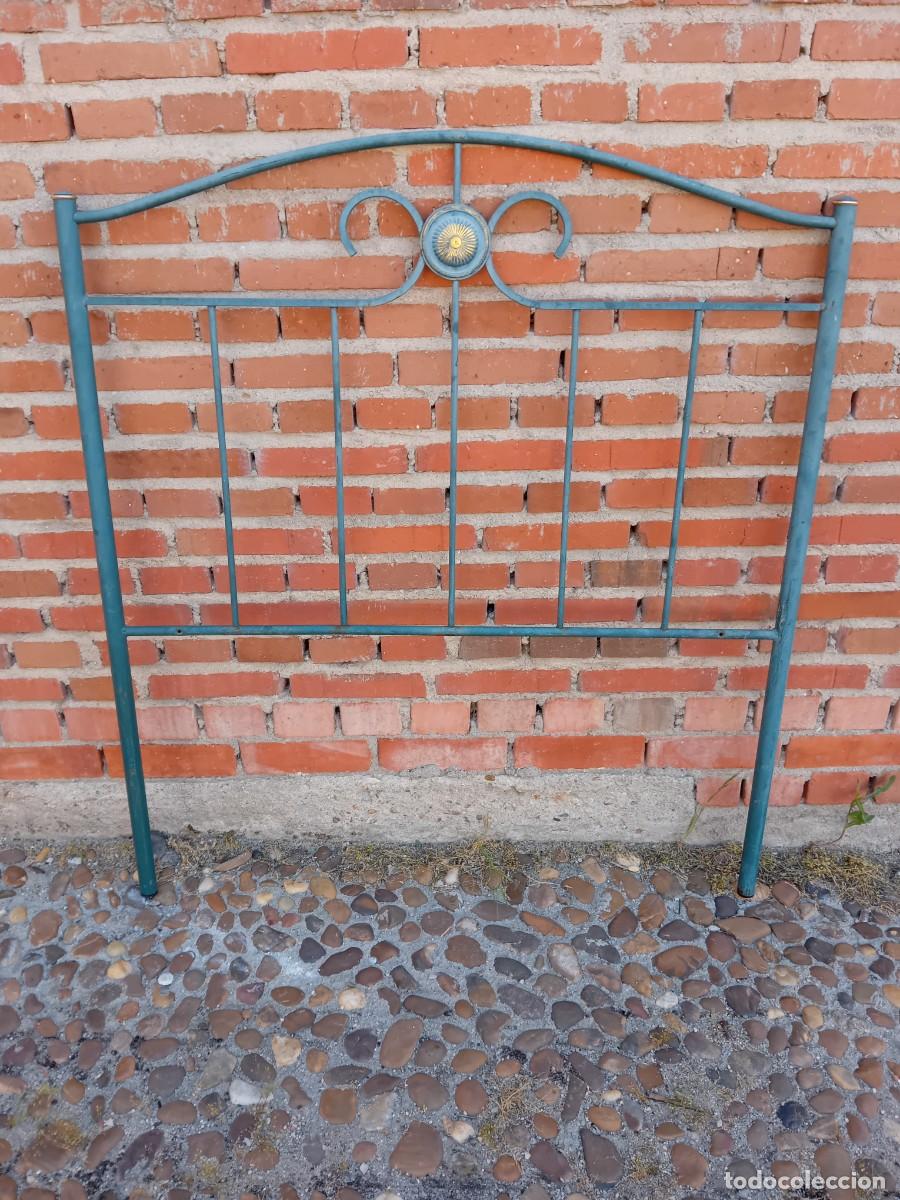 Antig&uuml;edades: Cabecero de hierro y lat&oacute;n 110 cm de largo