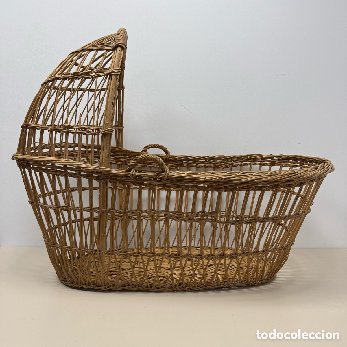 Antig&uuml;edades: Antiguo capazo o cuna para beb&eacute; en mimbre tama&ntilde;o grande