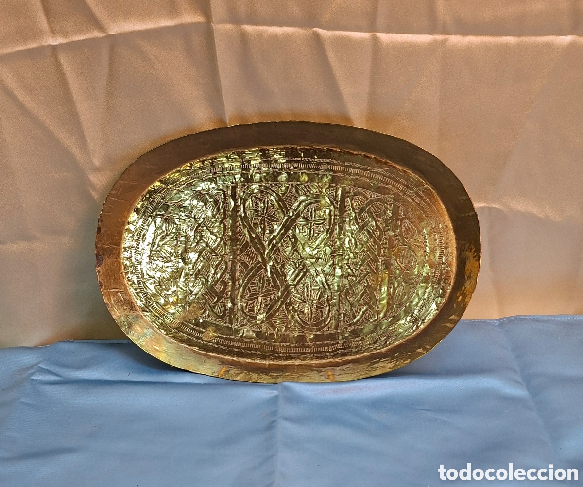 Antig&uuml;edades: Bandeja decorativa dorada &ndash; Siglo XX