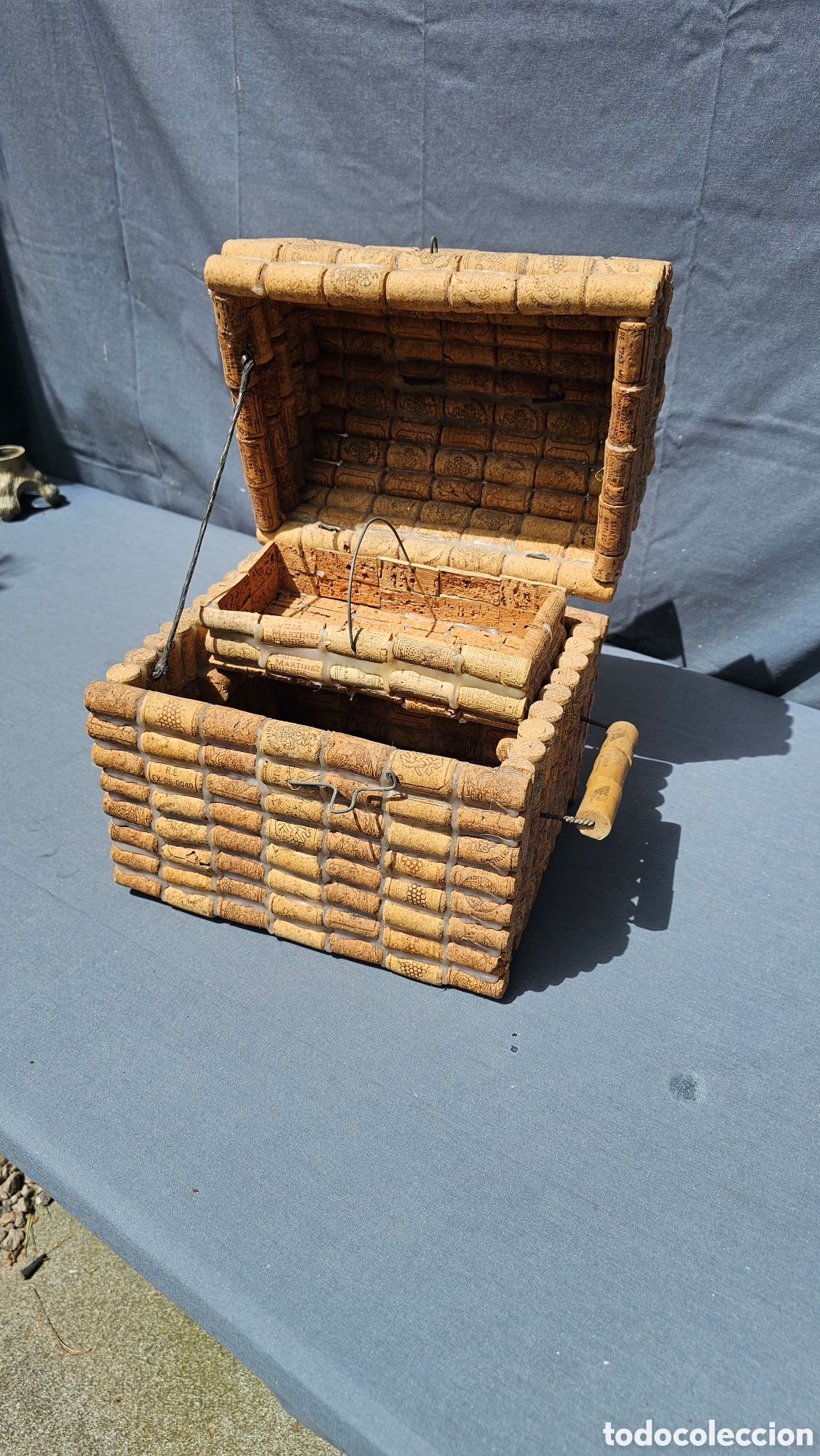 Antig&uuml;edades: Cofre hecho con corchos de vino