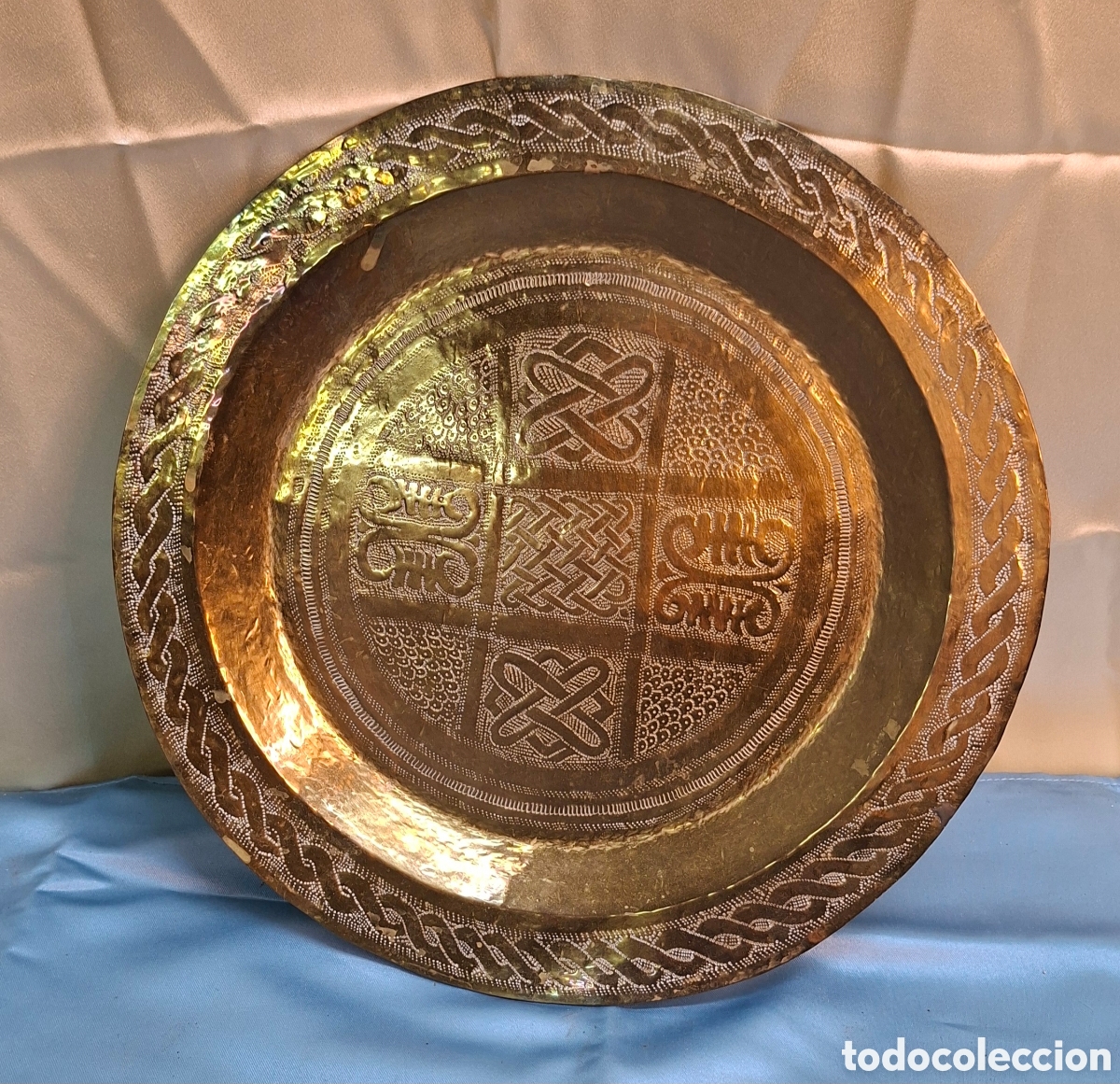 Antig&uuml;edades: Bandeja decorativa en metal dorado &ndash; Siglo XX