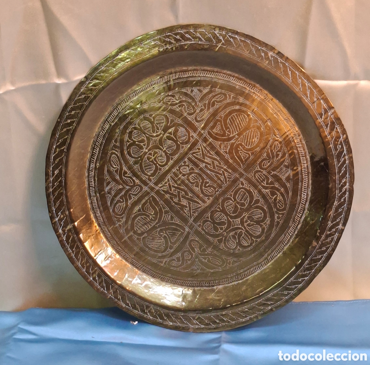 Antig&uuml;edades: Bandeja decorativa en metal dorado &ndash; Siglo XX