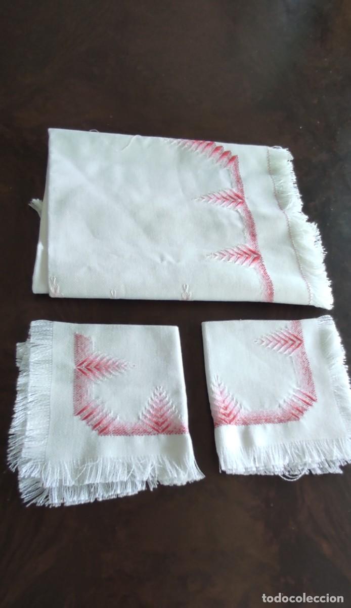 Antig&uuml;edades: ANTIGUO JUEGO DE CAFE: TAPETE Y DOS SERVILLETAS CON FLECOS Y BORDADO EN ROJO VINTAGE.