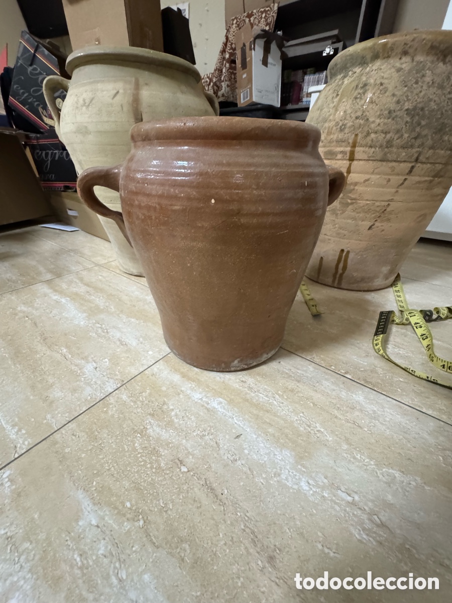 Antig&uuml;edades: Tinaja de barro vidriado marr&oacute;n (30 cm x 75 cm) Jarron