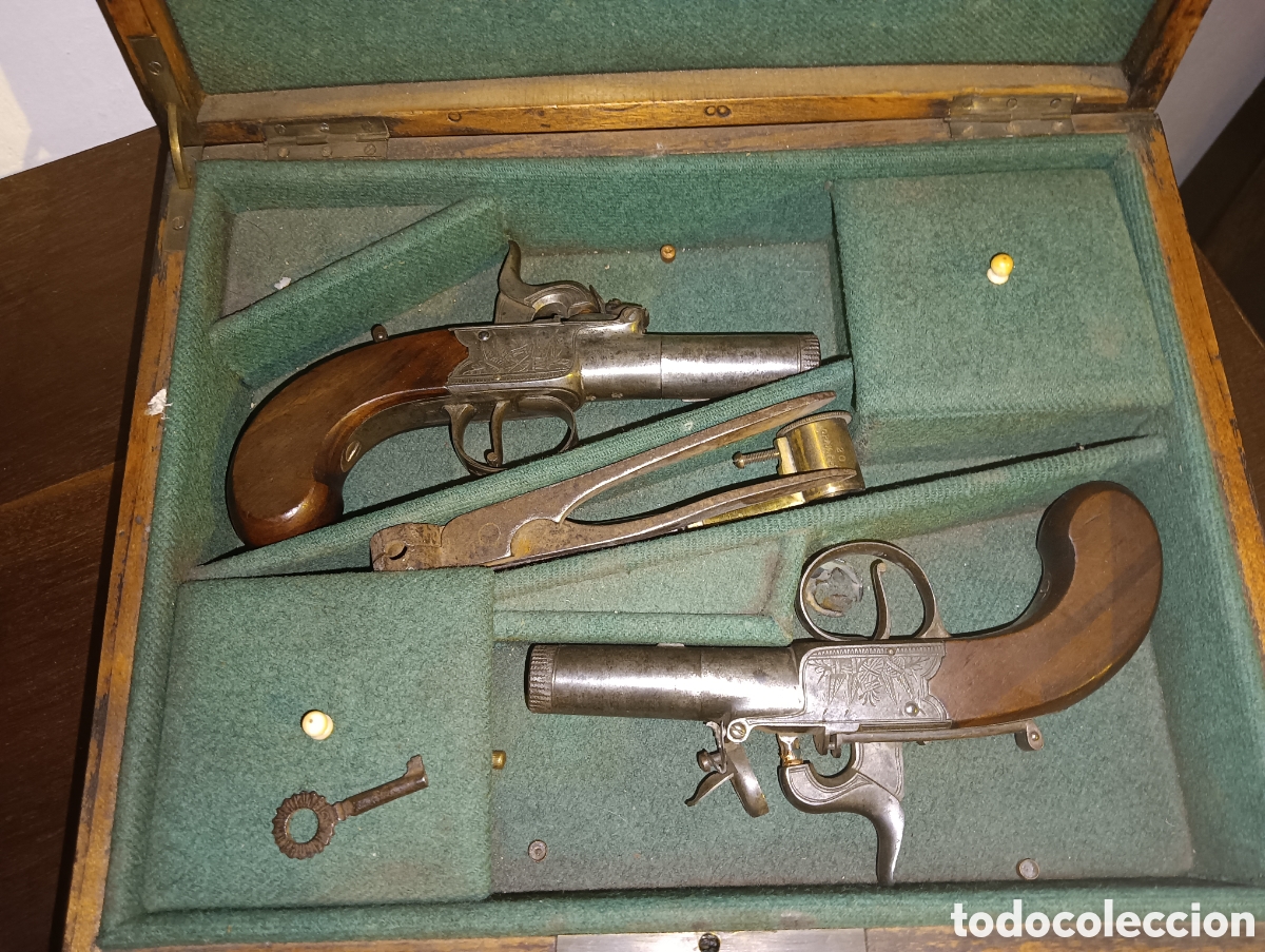 Antig&uuml;edades: Pareja de pistolas de pist&oacute;n en su caja con accesorios
