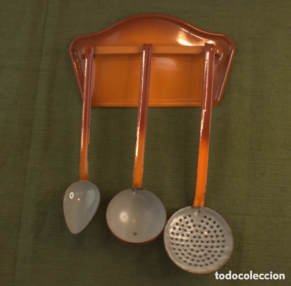 Antig&uuml;edades: Antiguo soporte de utensilios mural con utensilios a juego