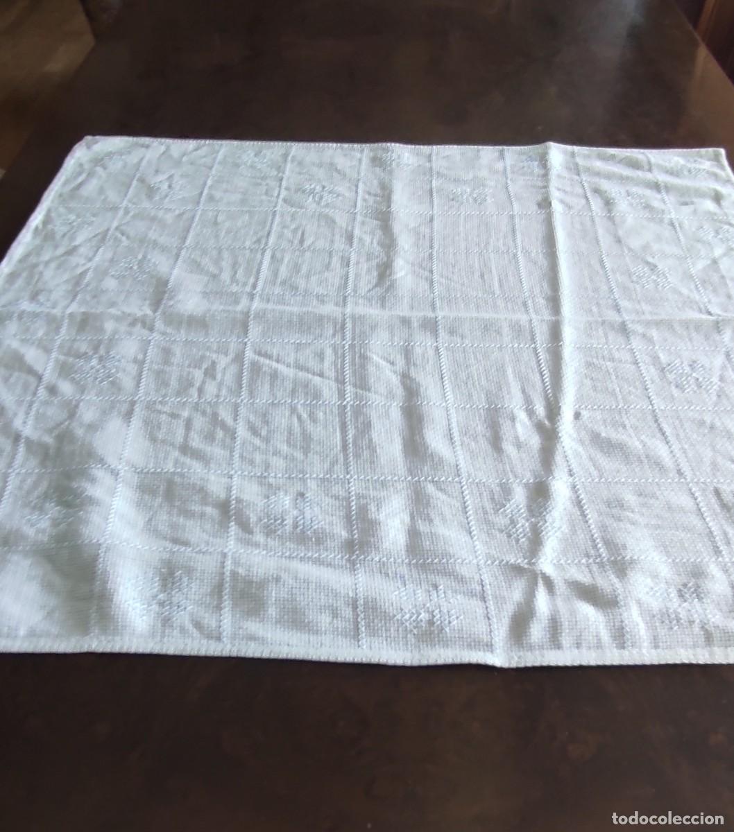 Antig&uuml;edades: PA&Ntilde;O/TAPETE DE MESA VINTAGE BORDADO A MANO A PUNTO DE CRUZ BLANCO, MEDIDAS 73 x 68