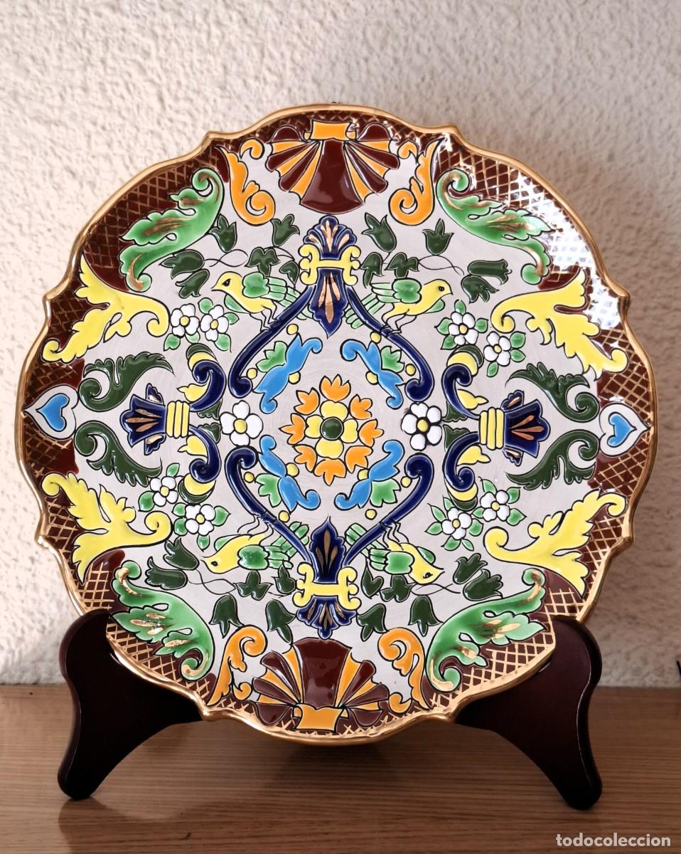 Antig&uuml;edades: PLATO DECORATIVO DE CERAMICA DE MANISES ESMALTADO Y PINTADO A MANO (JOSE ROYO VILAR)