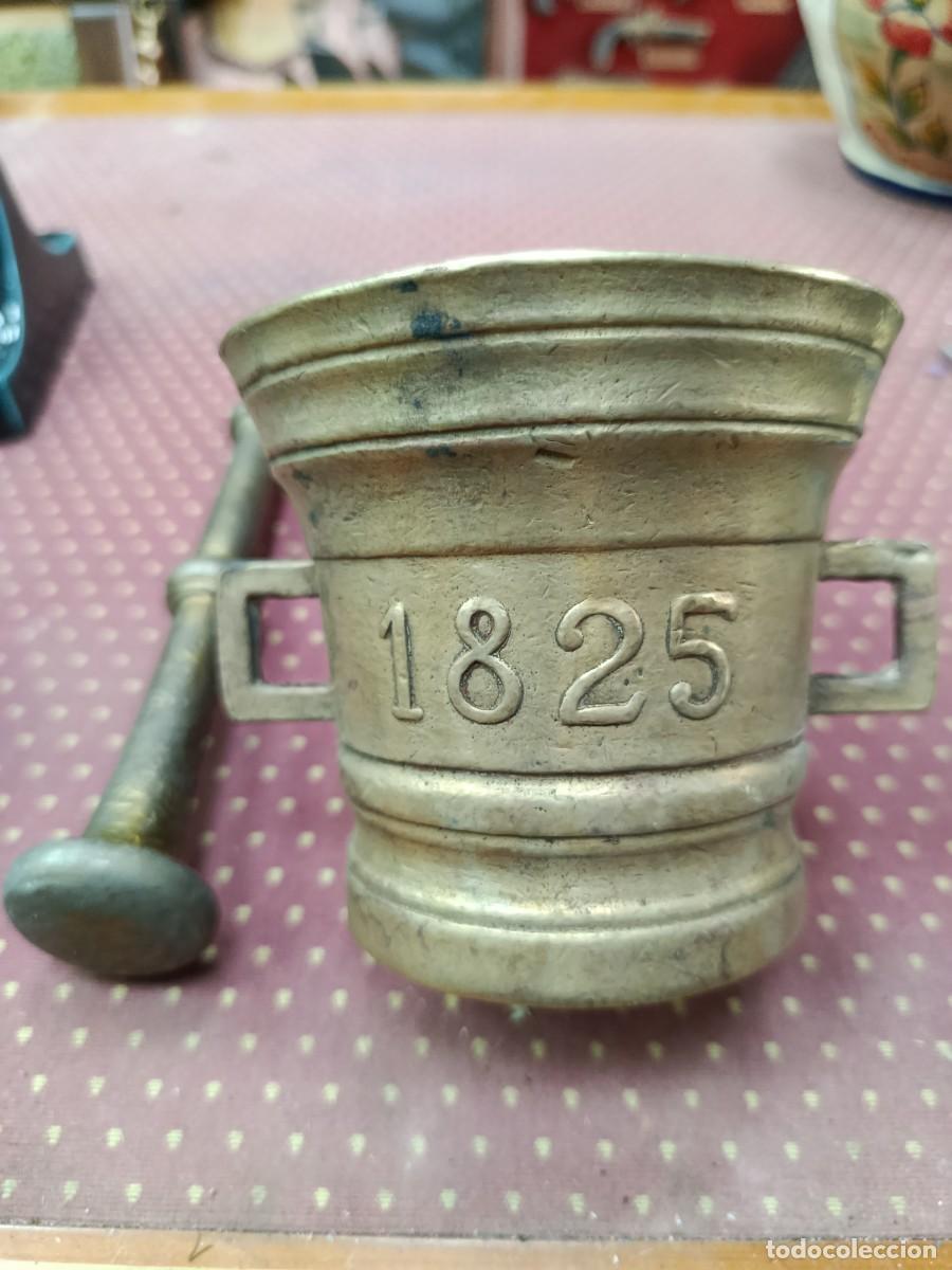 Antig&uuml;edades: Almirez con mano de bronce con fecha 1825