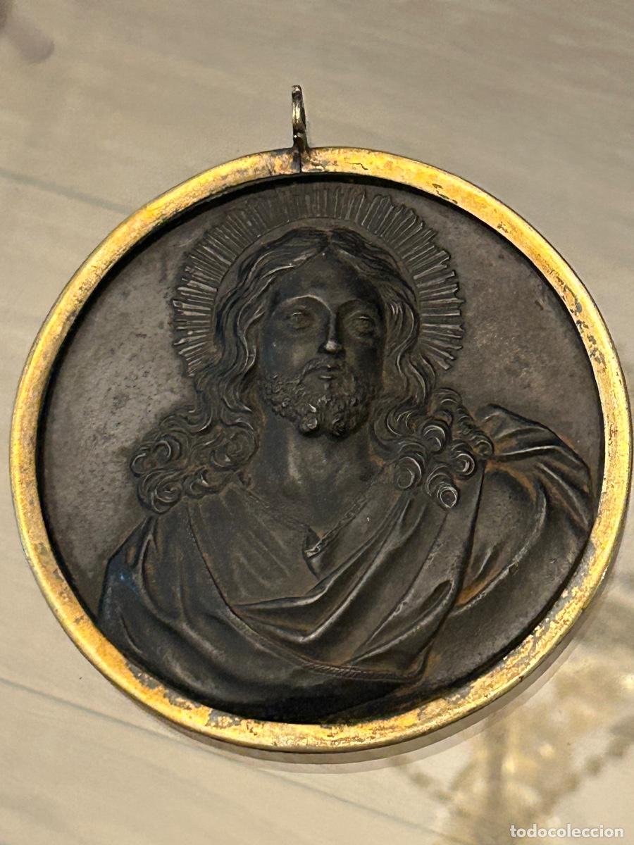 Antig&uuml;edades: Gran medall&oacute;n tipo relicario relieve Cristo en bronce patinado y dorado S. XVII Italia