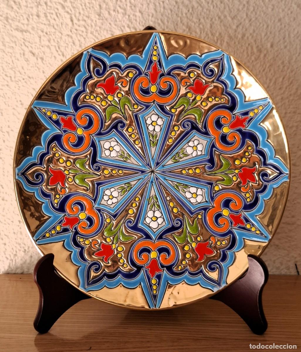 Antig&uuml;edades: PLATO DECORATIVO DE CERAMICA DE MANISES ESMALTADO Y PINTADO A MANO (JOSE ROYO VILAR)