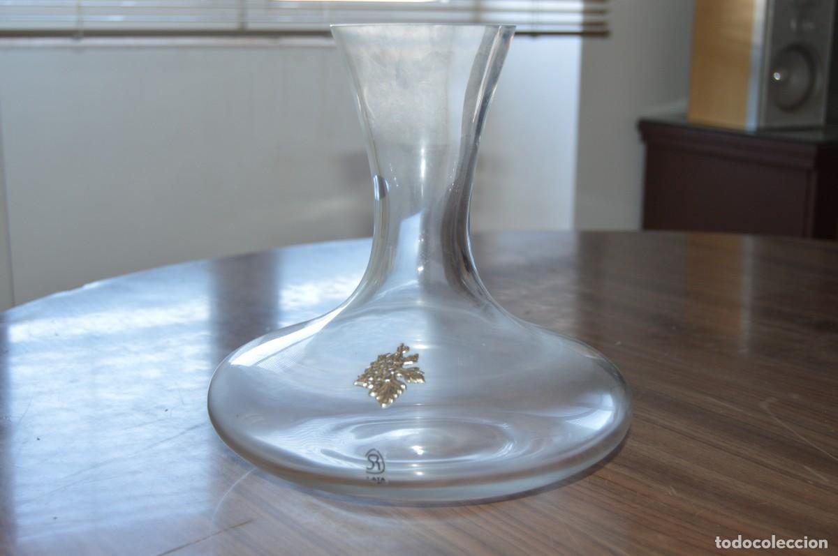 Antig&uuml;edades: Decantador de vino de base ancha, fabricado en cristal y decorado con un motivo ornamental.