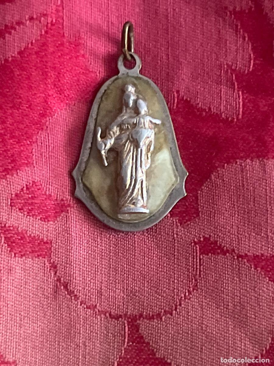 Antig&uuml;edades: Antigua medalla religiosa. Realizada en metal. Representado relieve de Virgen con Ni&ntilde;o Jes&uacute;s. S.XIX.