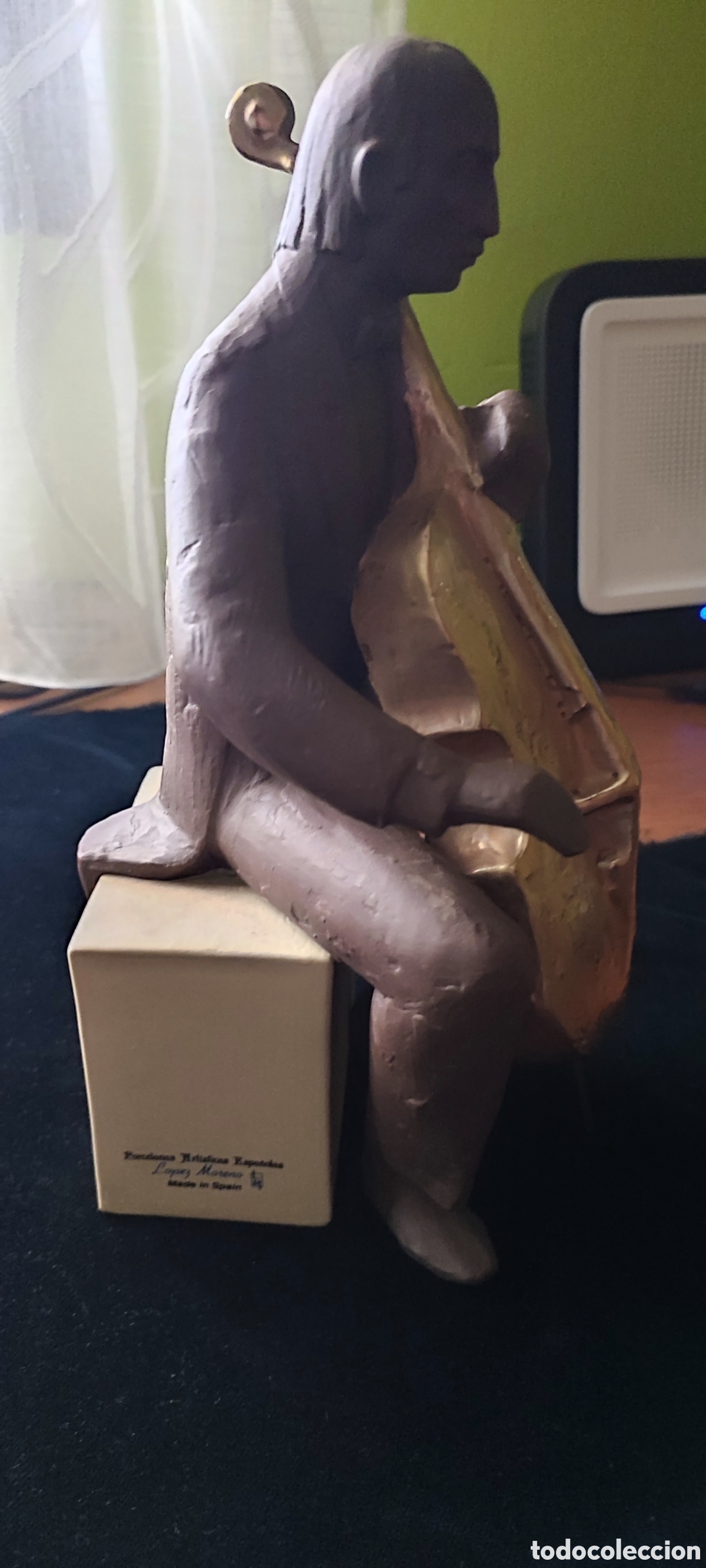Antiguidades: Escultura de violonchelista de porcelanas Lopez Moreno