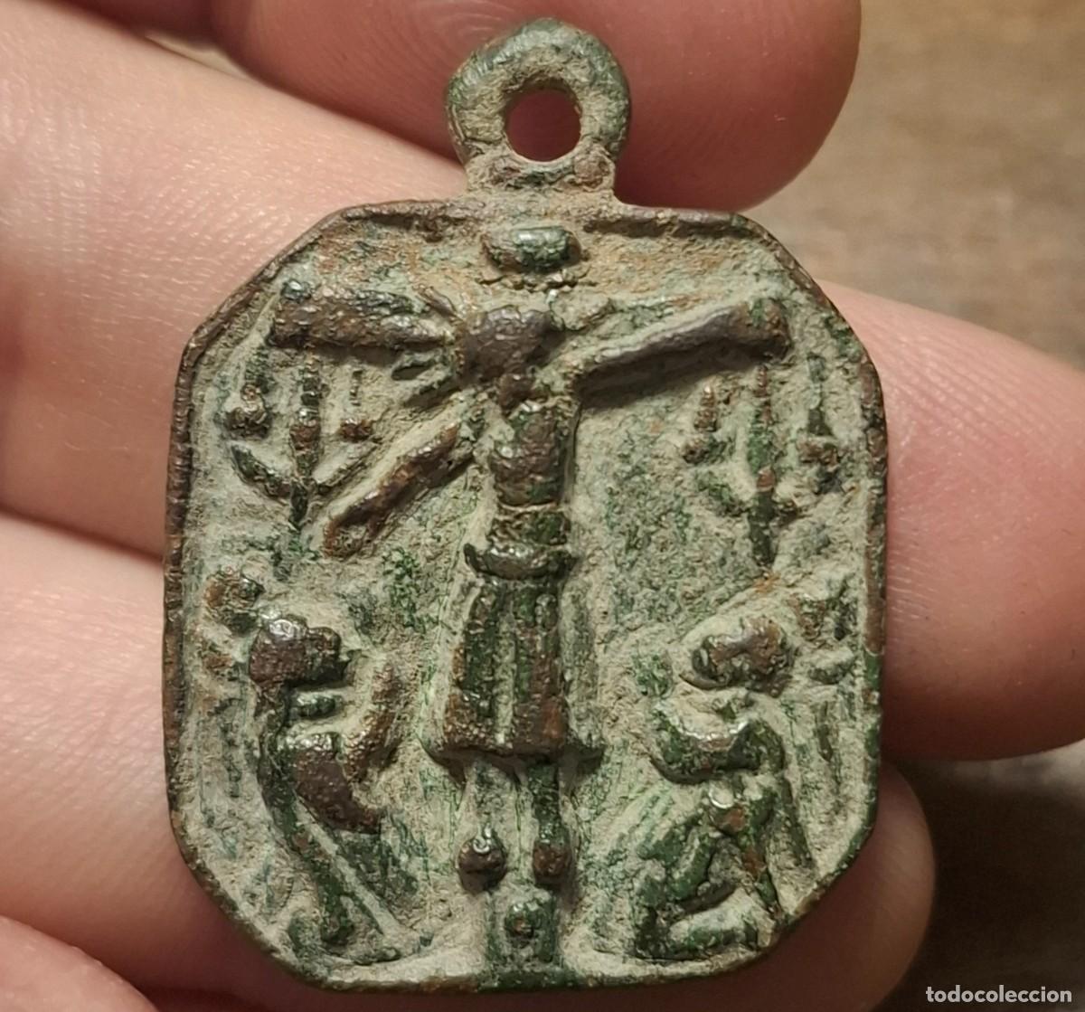 Antig&uuml;edades: Preciosa medalla religiosa medieval en bronce y con inscripciones