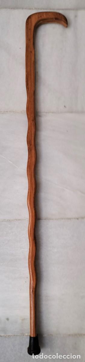 Antig&uuml;edades: BASTON DE MADERA MACIZA ONDULADO. BASTON-09 - Foto 1