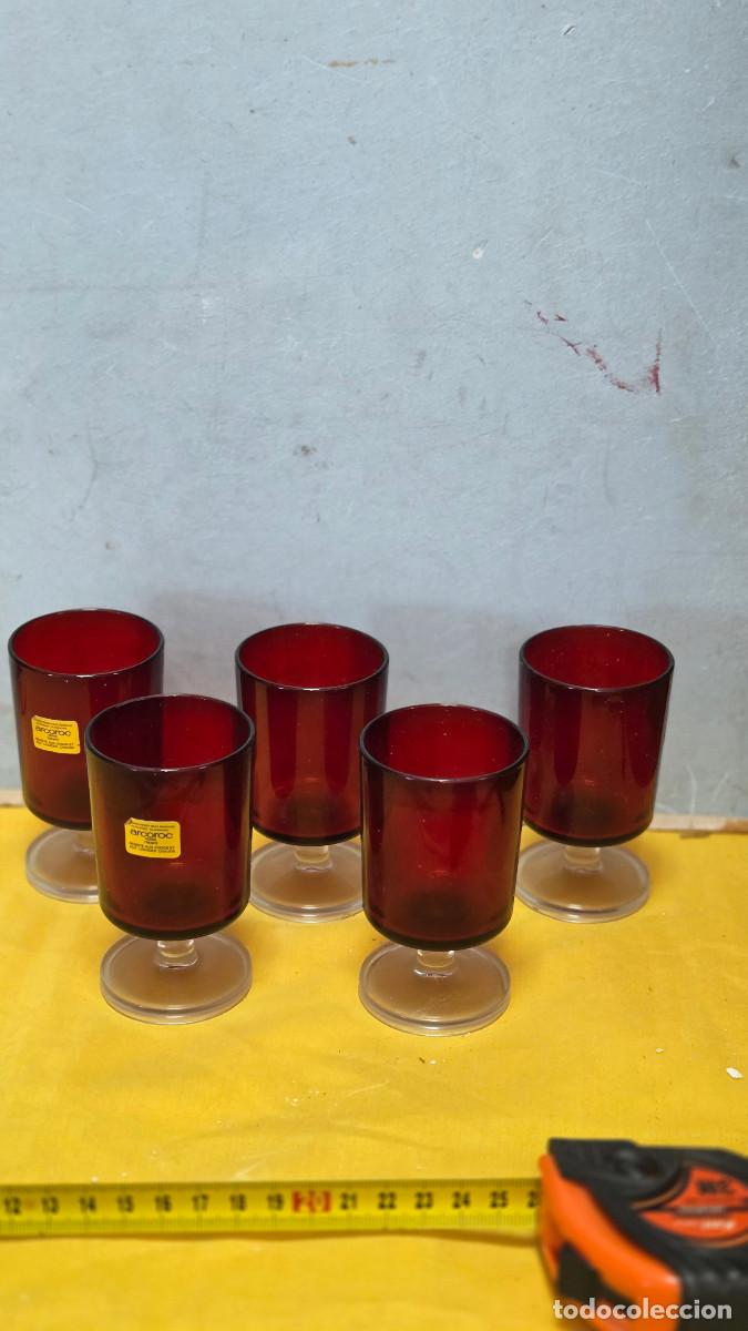 Antig&uuml;edades: 5 copas de cristal granate