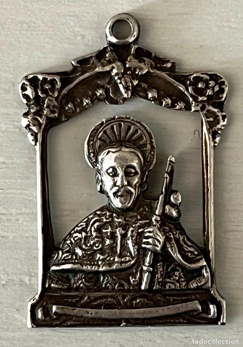 Antig&uuml;edades: Medalla antigua de plata punzonada, Recuerdo de Santiago, Santiago Ap&oacute;stol, mide 2,8 x 1,7 cm
