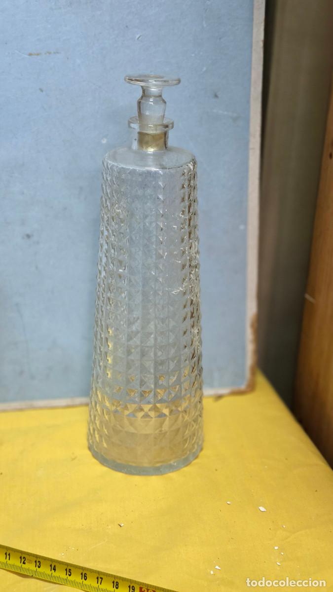 Antig&uuml;edades: botella de licor antigua