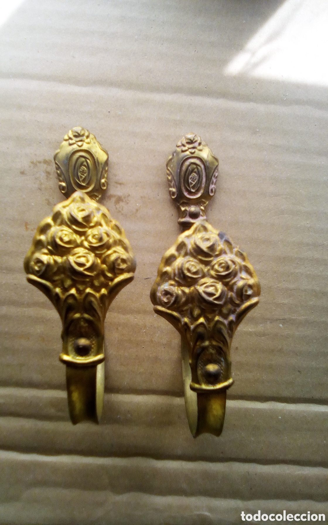 Antig&uuml;edades: 2 Ganchos apliques para sujetar las cortinas. De metal dorado lat&oacute;n, decoraci&oacute;n floral rosas. 13 cm.