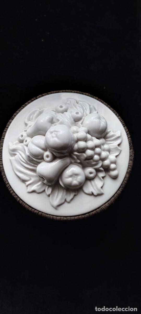 Antig&uuml;edades: Antigua cajita joyero en porcelana blanca biscuit