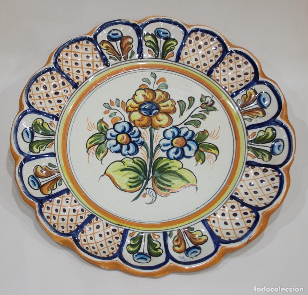 Antig&uuml;edades: PLATO DE CERAMICA DE BORDE FESTONEADO DE TALAVERA. PRADO. 29,5 CMS. DE DIAMETRO.