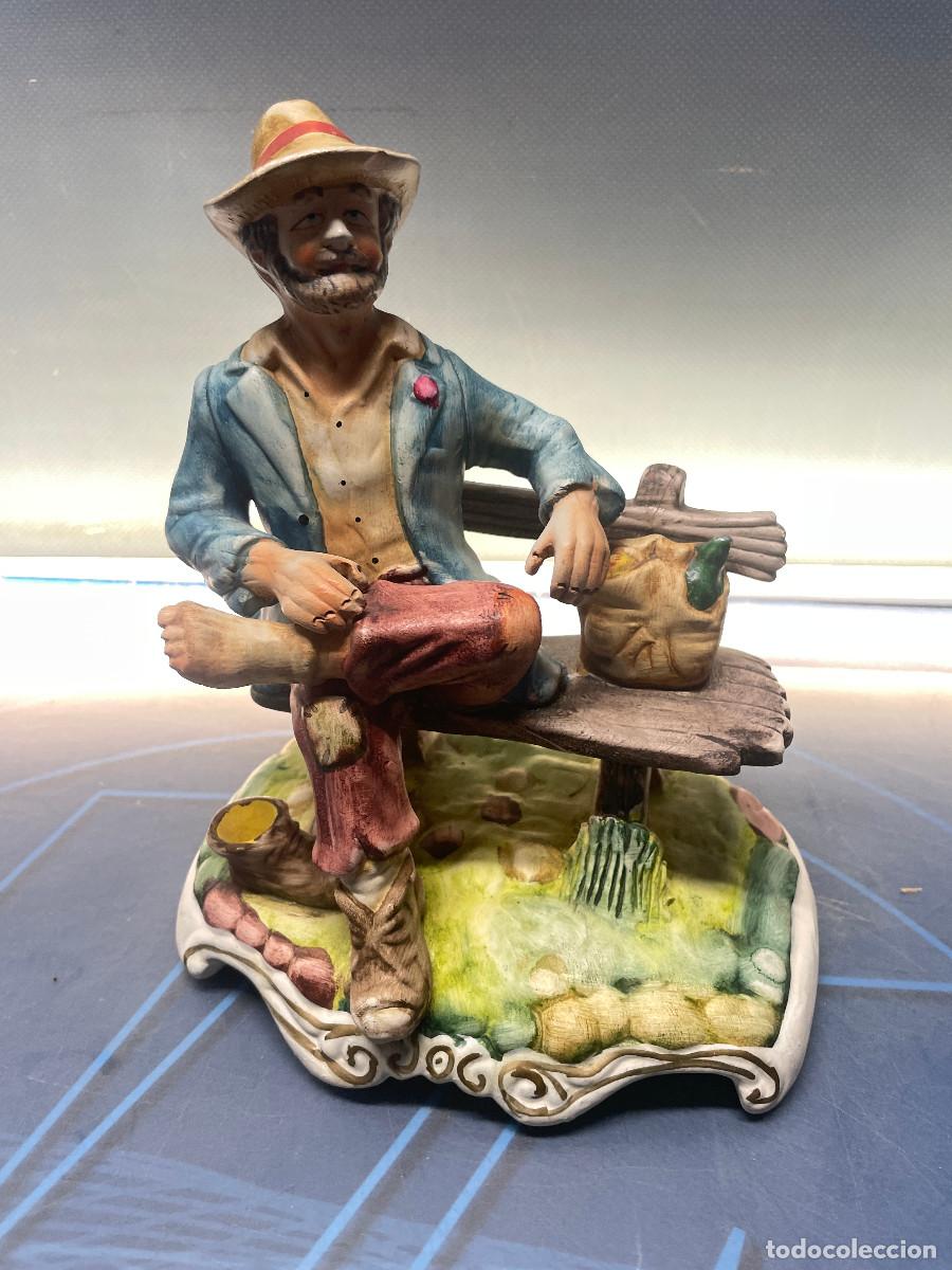 Antig&uuml;edades: Figura Tipo Capodimonte, Vagabundo en el banco 20x17x12 CM