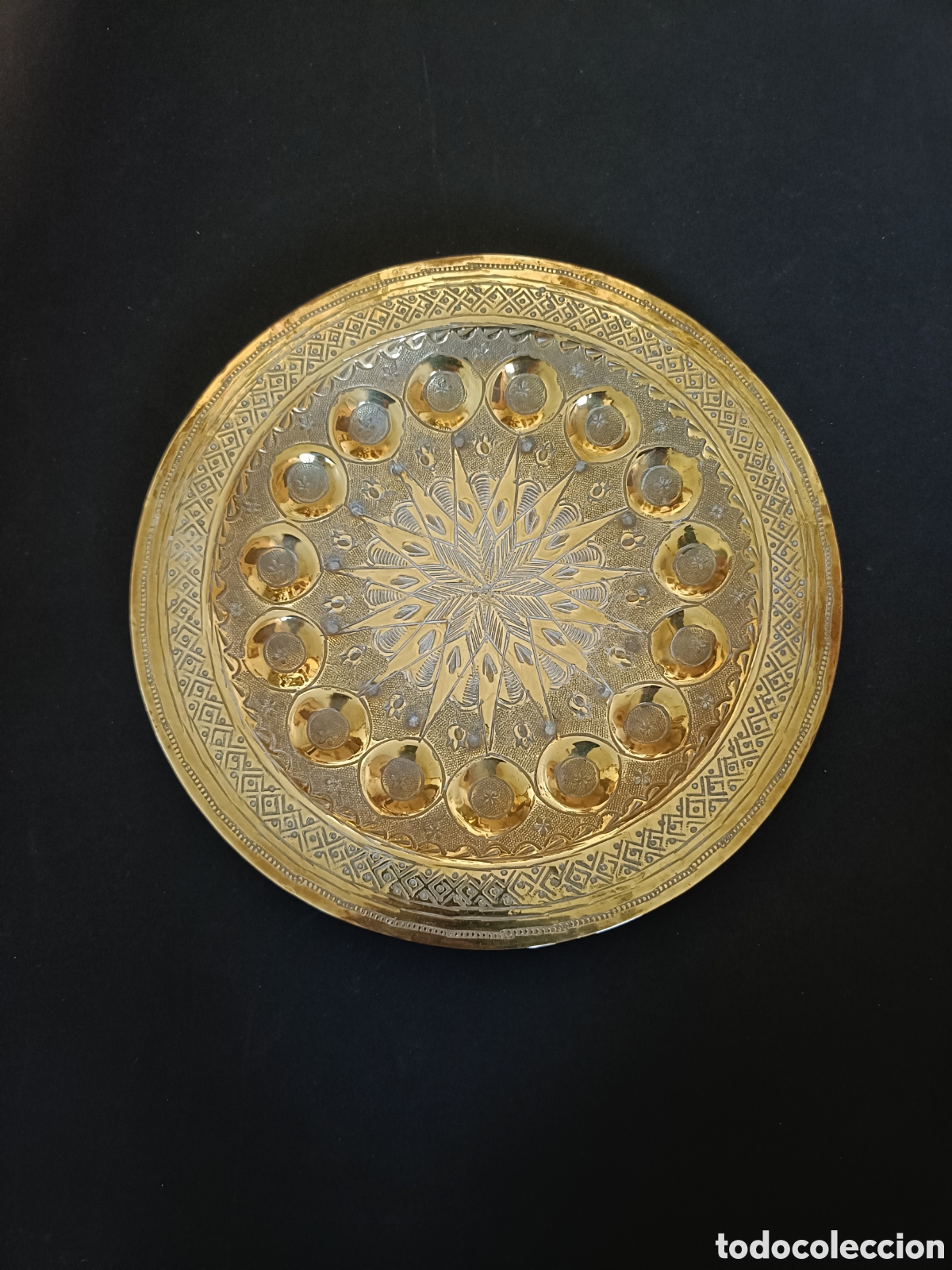Antig&uuml;edades: Plato Decorativo Lat&oacute;n Repujado