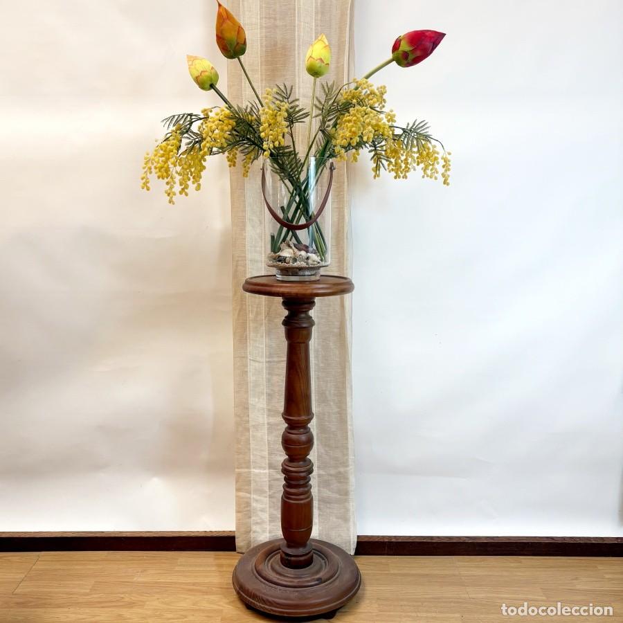 Antig&uuml;edades: Pedestal de Madera con Columna Torneada