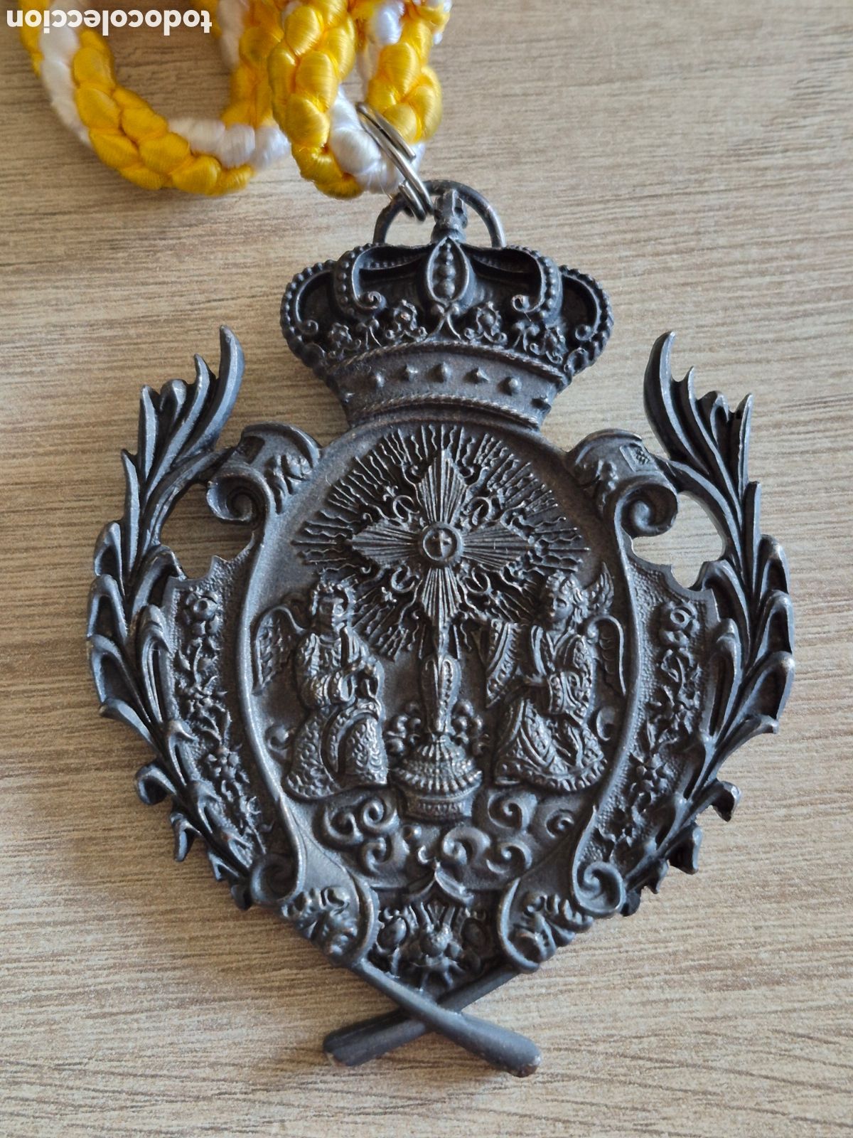 Antig&uuml;edades: Medalla HERMANDAD DEL SANT&Iacute;SIMO CORPUS CHRISTI - Sevilla - Con Cord&oacute;n - Excelente