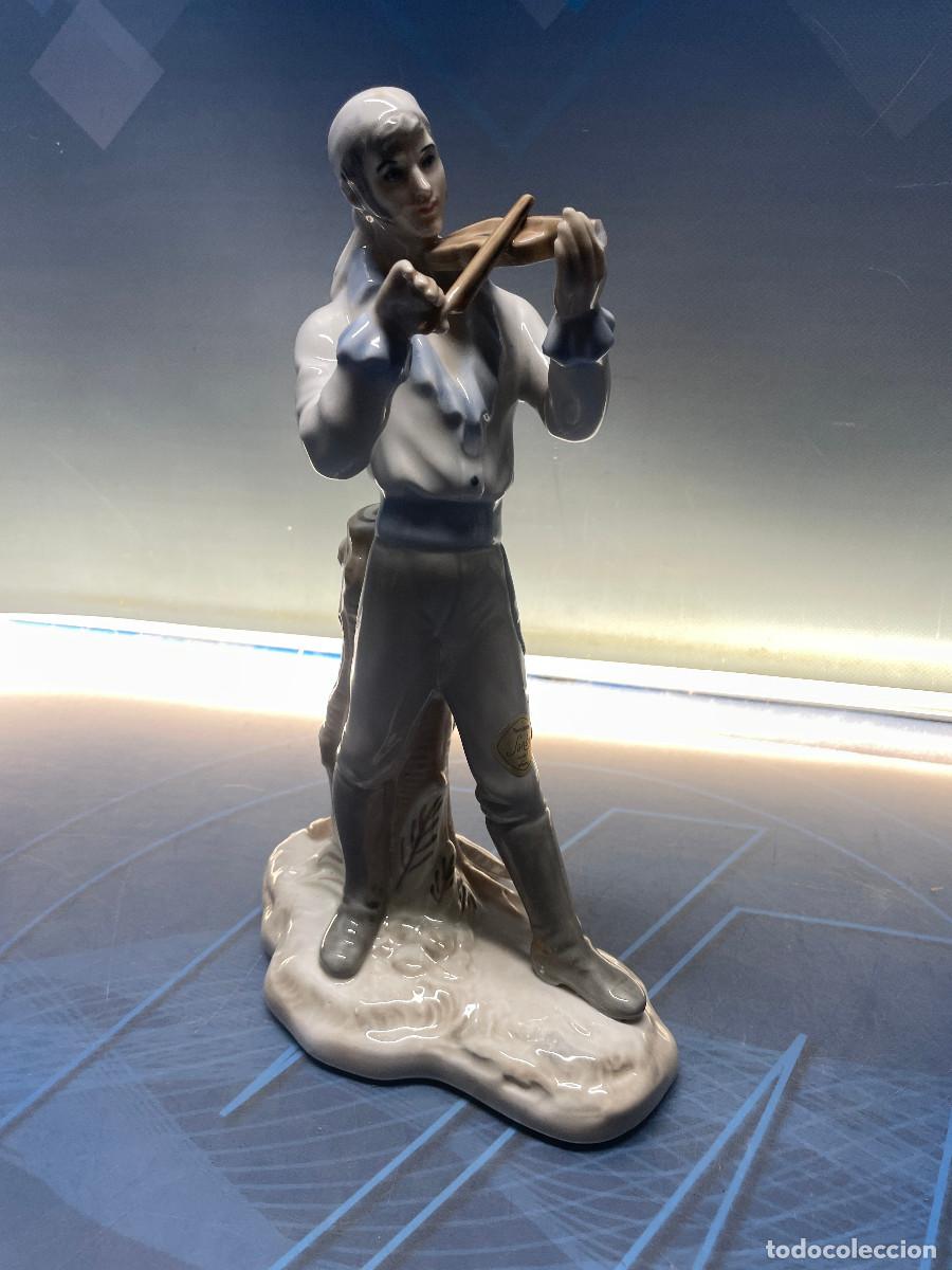 Antig&uuml;edades: Figura Chico tocando el violin porcelana Sambo 33 CM