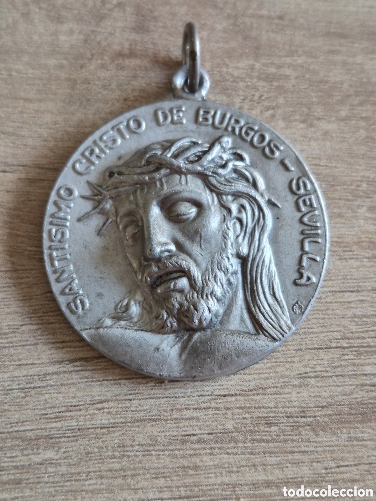 Antig&uuml;edades: Medalla HERMANDAD CRISTO DE BURGOS - Semana Santa Sevilla - 4 cm. - Aluminio - Antigua - Excelente .