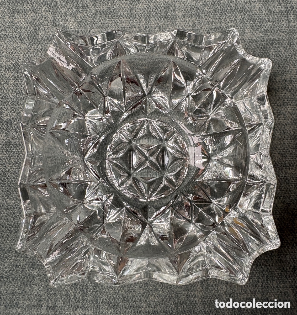 Antig&uuml;edades: (L794) Antiguo Cenicero de Cristal Macizo Tallado Estilo Diamante. 11 cm. Impecable.