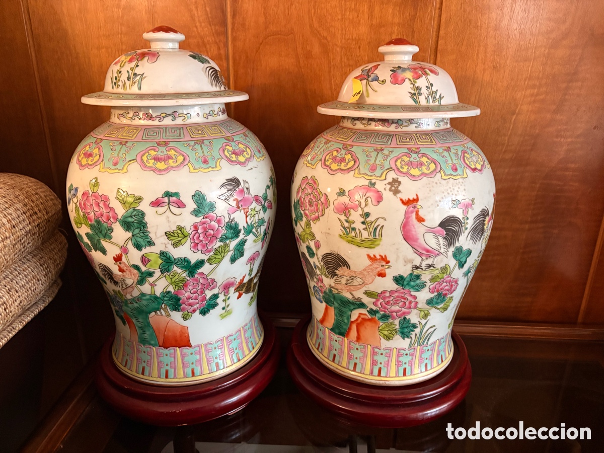 Antig&uuml;edades: Pareja de Tibores Chinos de Porcelana con Tapa y Peanas de Madera