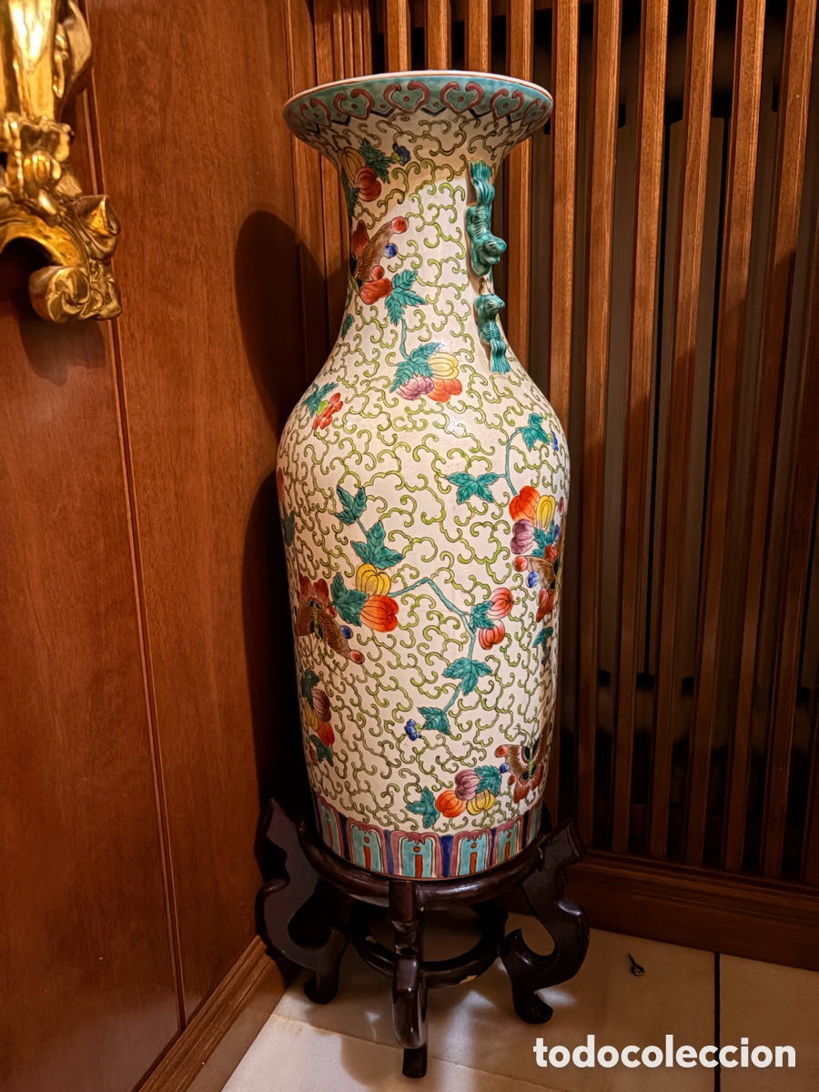 Antig&uuml;edades: Gran jarr&oacute;n oriental chino de porcelana con peana de madera