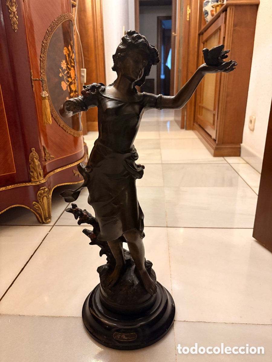 Antig&uuml;edades: Escultura modernista Art Nouveau mujer con p&aacute;jaro &ndash; 56 cm &ndash; efecto bronce