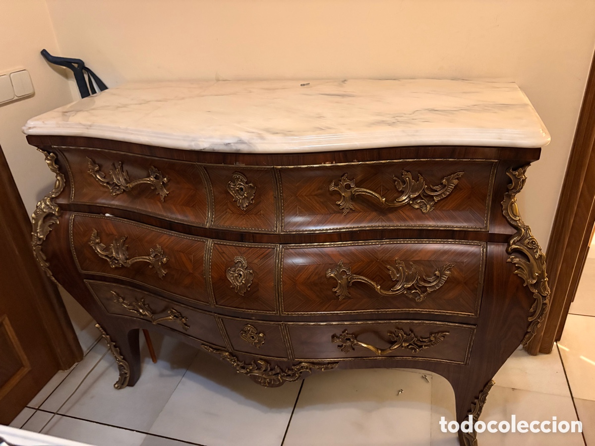 Antig&uuml;edades: C&oacute;moda Luis XV con m&aacute;rmol macizo y bronces dorados
