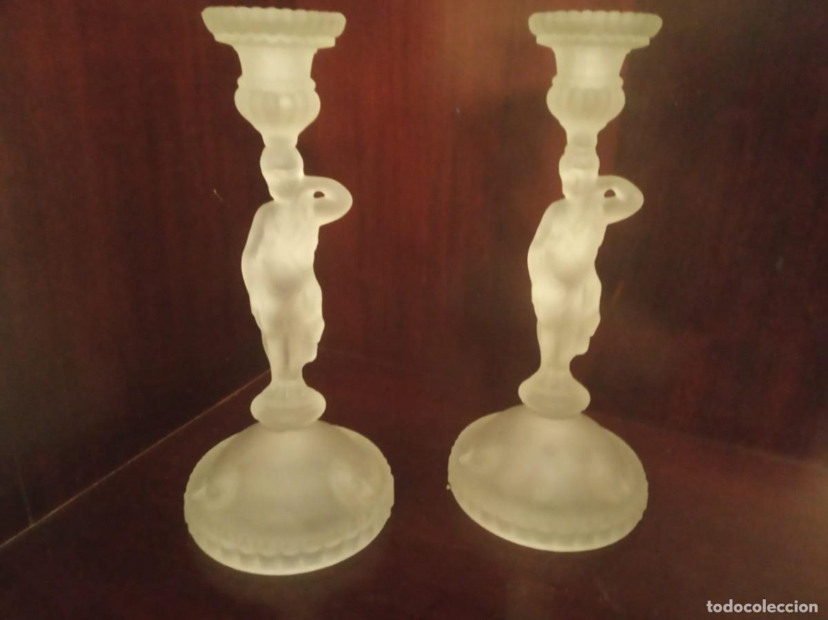 Antig&uuml;edades: &ldquo;Pareja de candelabros de cristal satinado con figuras femeninas tipo cari&aacute;tide, estilo Lalique / Ar