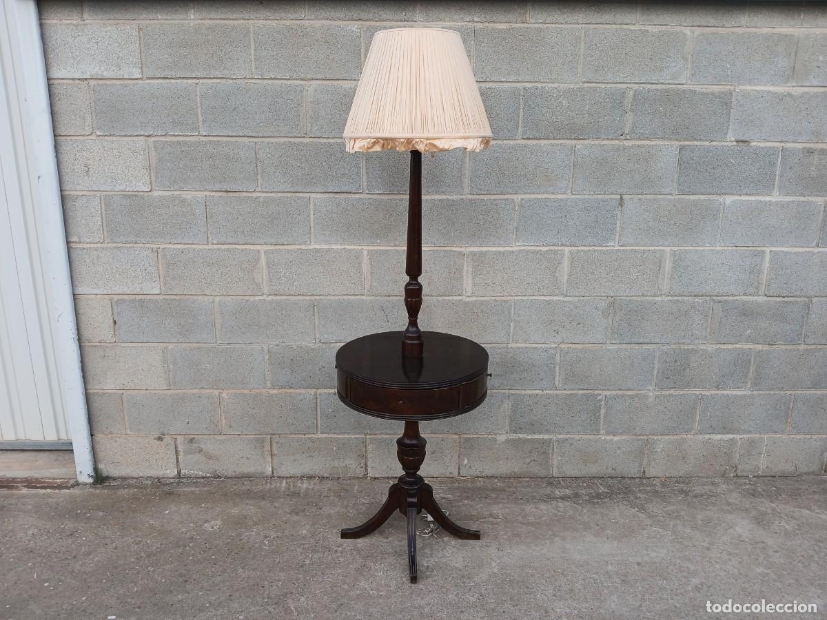 Antig&uuml;edades: L&aacute;mpara pie madera estilo ingl&eacute;s.